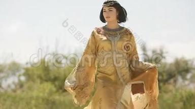 美丽的女人，像埃及女王克利奥帕特拉在沙漠户外。